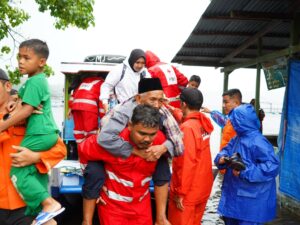 Bupati Tanah Datar, Eka Putra meninjau kondisi pasca banjir bandang itu dan proses evakuasi warga di Nagari Padang Laweh dan Guguak Malalo,