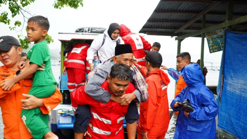 Bupati Tanah Datar, Eka Putra meninjau kondisi pasca banjir bandang itu dan proses evakuasi warga di Nagari Padang Laweh dan Guguak Malalo,