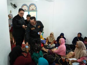 Bupati Tanah Datar Eka Putra mengunjungi dan meninjau kembali masyarakat Nagari Padang Malalo yang dievakuasi melalui jalur danau