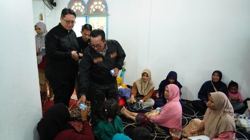 Bupati Tanah Datar Eka Putra mengunjungi dan meninjau kembali masyarakat Nagari Padang Malalo yang dievakuasi melalui jalur danau