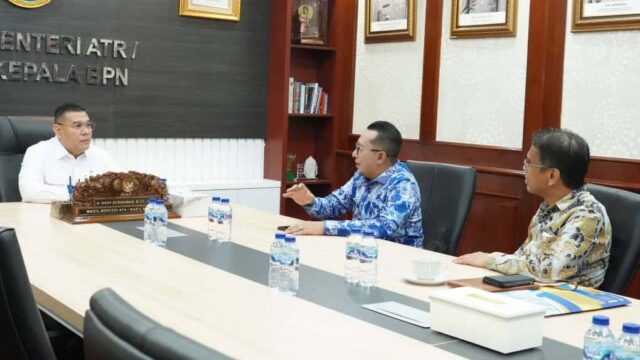 Bupati Tanah Datar Eka Putra bersama Rektor UIN Mahmud Yunus Prof Delmus Puneri Salim bertemu dengan Wakil Menteri ATR/BPN Ossy Dermawan,