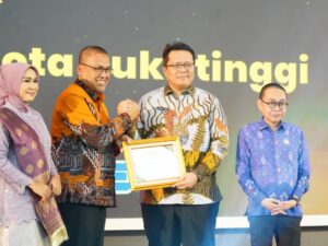 Pemkab Tanah Datar meraih penghargaan pada Anugerah Keterbukaan Informasi Publik yang diselenggarakan Komisi Informasi (KI)