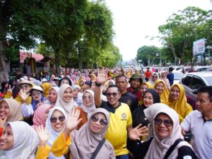 Ribuan guru se-Tanah Datar mengikuti gerak jalan jantung sehat, Sabtu (22/11/2025). Kegiatan ini digelar dalam rangka peringatan HGN dan PGRI