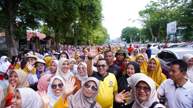 Ribuan guru se-Tanah Datar mengikuti gerak jalan jantung sehat, Sabtu (22/11/2025). Kegiatan ini digelar dalam rangka peringatan HGN dan PGRI