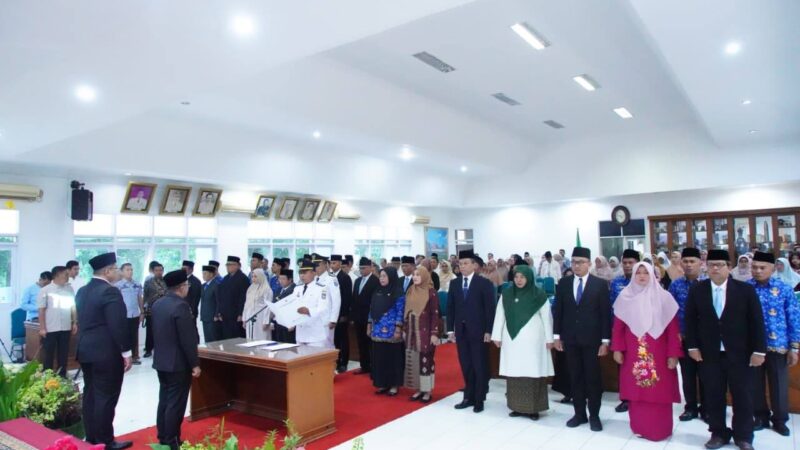 Bupati Tanah Datar, Eka Putra melantik dan mengambil sumpah jabatan sebanyak 28 pejabat manajerial di lingkungan Pemkab Tanah Datar,