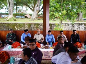 Menteri Ekonomi Kreatif (Menekraf) Teuku Riefky Harsya menikmati makan bajamba bersama Bupati Eka Putra dan Wakil Bupati (Wabup)