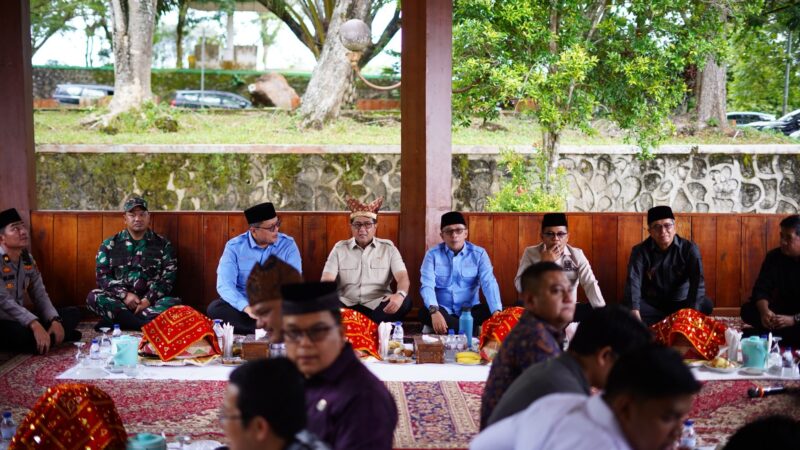 Menteri Ekonomi Kreatif (Menekraf) Teuku Riefky Harsya menikmati makan bajamba bersama Bupati Eka Putra dan Wakil Bupati (Wabup)