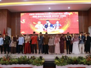 Wakil Rektor II UIN Imam Bonjol Padang, Dr Lukmanul Hakim M Ag menutup kegiatan Expo Kemandirian Pesantren di aula Gedung J Kampus II