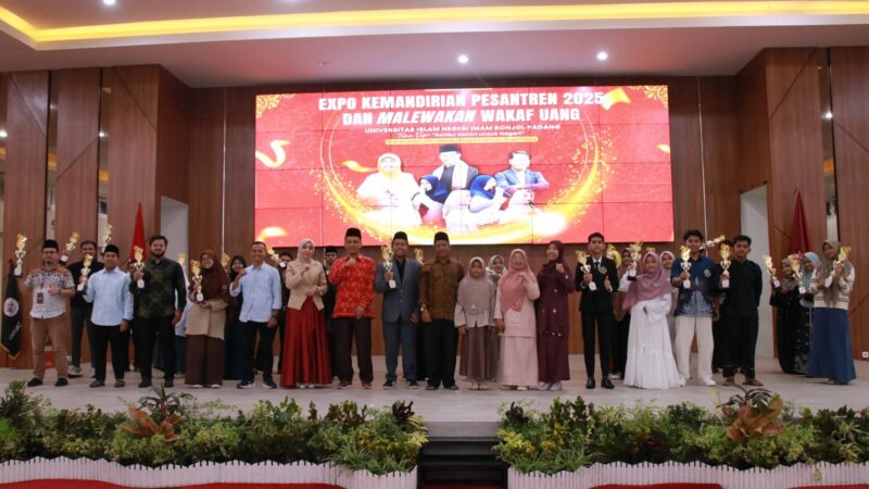 Wakil Rektor II UIN Imam Bonjol Padang, Dr Lukmanul Hakim M Ag menutup kegiatan Expo Kemandirian Pesantren di aula Gedung J Kampus II