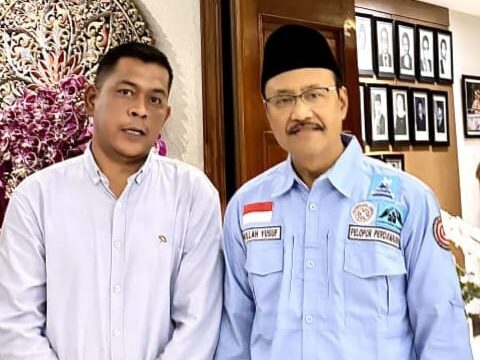 Anggota DPRD Limapuluh Kota Fajar Rillah Vesky, bersama Mensos.