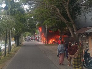 Tiga petak bangunan semi permanen di Jalan Banjir Kanal atau Banda Bakali, Kelurahan Alai Parak Kopi, Kecamatan Padang Utara, Kota Padang,