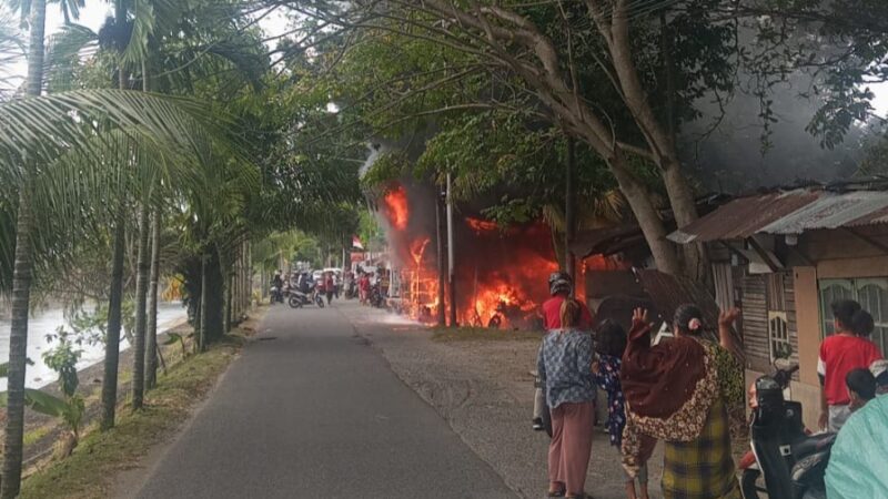 Tiga petak bangunan semi permanen di Jalan Banjir Kanal atau Banda Bakali, Kelurahan Alai Parak Kopi, Kecamatan Padang Utara, Kota Padang,