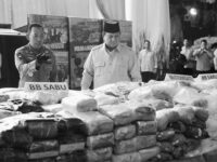 Suasana di Lapangan Bhayangkara, Mabes Polri, Rabu (29/10/2025), terasa seperti adegan pembuka film Narcos, bedanya