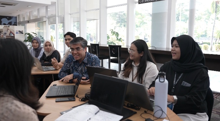 Peserta Program Magang Nasional bergaji UMK yang kini magang di PT Garuda Indonesia (Persero) Tbk, Sunshine Kenny Frits Lintang (23),