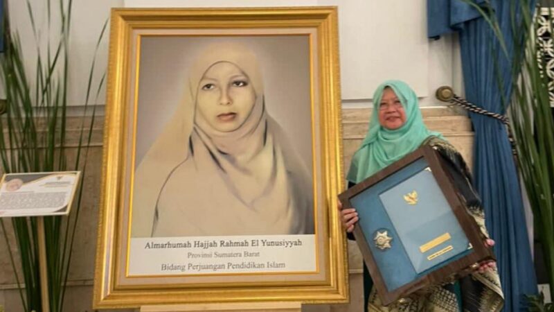 Pendiri Diniyah Puteri Padang Panjang, almarhumah Hajjah Rahmah El Yunusiyyah resmi dianugerahi gelar Pahlawan Nasional oleh Presiden