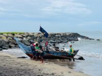 nelayan di Pantai Purus, Kota Padang, tidak bisa melaut akibat cuaca buruk yang melanda wilayah pesisir.