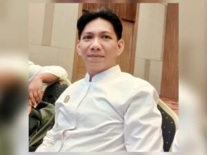 Dalam Tambo Minangkabau, hubungan antara Adat dan Agama diungkapkan dalam pepatah “SYARAK MANDAKI, ADAT MANURUN.” Ungkapan ini menegaskan