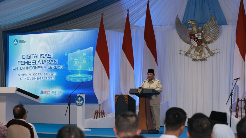 Presiden RI Prabowo Subianto mengatakan bahwa pemerintah menargetkan pendistribusian satu juta panel interaktif (smart board) pada tahun 2026