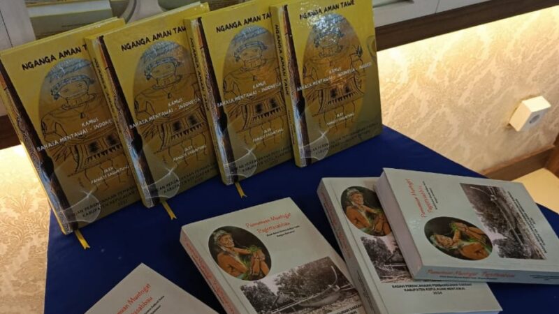 Pemkab Kepulauan Mentawai resmi meluncurkan Kamus Bahasa Mentawai dan Buku Cerita Rakyat Mentawai di Aula Bappeda Tuapejat, Senin