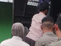 Satuan Polisi Pamong Praja (Satpol PP) BKO Kecamatan Pauh mengamankan puluhan pelajar yang kedapatan membolos dari jam pelajaran pada Jumat