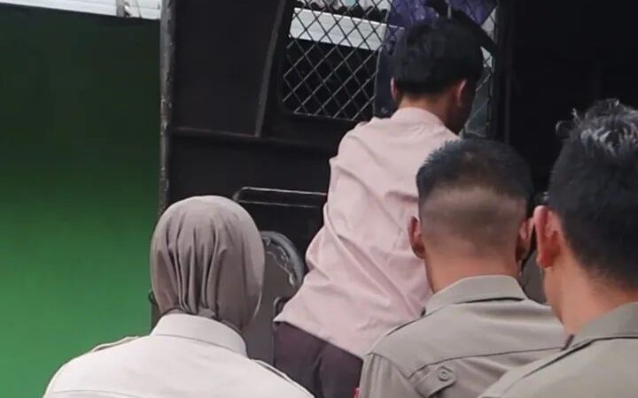 Satuan Polisi Pamong Praja (Satpol PP) BKO Kecamatan Pauh mengamankan puluhan pelajar yang kedapatan membolos dari jam pelajaran pada Jumat