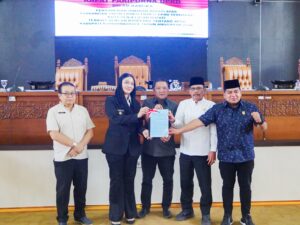 Bupati Dharmasraya, Annisa Suci Ramadhani menyampaikan jawaban atas Pandangan Umum Fraksi DPRD pada rapat paripurna yang digelar pada