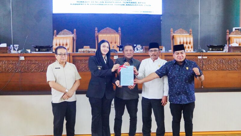 Bupati Dharmasraya, Annisa Suci Ramadhani menyampaikan jawaban atas Pandangan Umum Fraksi DPRD pada rapat paripurna yang digelar pada