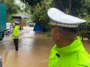 Jalan Padang-Painan yang sebelumnya sempat terputus, akhirnya sudah bisa dilewati oleh kendaraan besar maupun kecil pada Senin (24/11/2025)