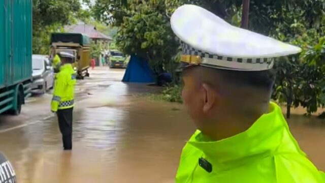 Jalan Padang-Painan yang sebelumnya sempat terputus, akhirnya sudah bisa dilewati oleh kendaraan besar maupun kecil pada Senin (24/11/2025)