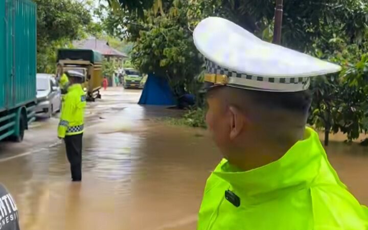Jalan Padang-Painan yang sebelumnya sempat terputus, akhirnya sudah bisa dilewati oleh kendaraan besar maupun kecil pada Senin (24/11/2025)