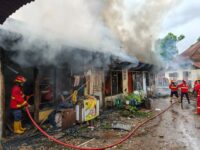 Kebakaran menghanguskan empat petak kontrakan di Kelurahan Alang Laweh, Kecamatan Padang Selatan, Kota Padang, Senin (24/11/2025)