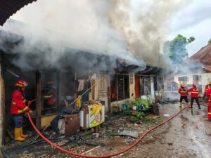 Kebakaran menghanguskan empat petak kontrakan di Kelurahan Alang Laweh, Kecamatan Padang Selatan, Kota Padang, Senin (24/11/2025)