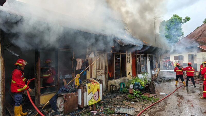 Kebakaran menghanguskan empat petak kontrakan di Kelurahan Alang Laweh, Kecamatan Padang Selatan, Kota Padang, Senin (24/11/2025)