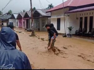 Hujan dengan intensitas cukup lebat menyebabkan banjir di Jalan Batu Busuk RT 01 RW 3, Kelurahan Lambung Bukit, Kecamatan Pauh, Kota Padang,