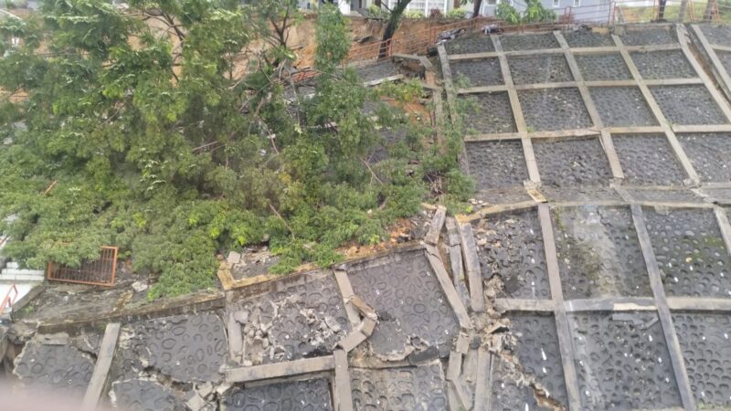 Longsor di Kampus UIN Padang.