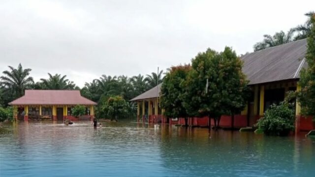 Sebanyak 22 sekolah di Pasaman Barat terendam banjir akibat hujan dengan intensitas tinggi yang mengguyur daerah tersebut