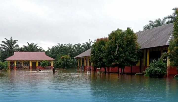 Sebanyak 22 sekolah di Pasaman Barat terendam banjir akibat hujan dengan intensitas tinggi yang mengguyur daerah tersebut