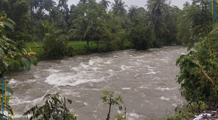 Seorang warga dilaporkan hanyut di aliran sungai di Nagari Kampung Tangah, Kabupaten Agam, pada Rabu (26/11/2025).