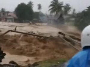Sejumlah bangunan SD, jembatan, rumah ibadah hingga jalan mengalami rusak berat akibat banjir bandang yang melanda Kota Padang.