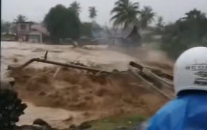 Sejumlah bangunan SD, jembatan, rumah ibadah hingga jalan mengalami rusak berat akibat banjir bandang yang melanda Kota Padang.