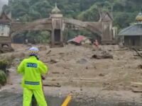 Jembatan Kembar Silaing di Kota Padang Panjang dihantam longsor pada Kamis (27/11/2025) sekitar pukul 11.52 WIB.