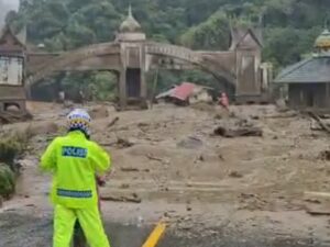 Jembatan Kembar Silaing di Kota Padang Panjang dihantam longsor pada Kamis (27/11/2025) sekitar pukul 11.52 WIB.