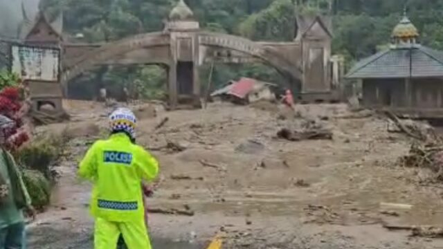 Jembatan Kembar Silaing di Kota Padang Panjang dihantam longsor pada Kamis (27/11/2025) sekitar pukul 11.52 WIB.