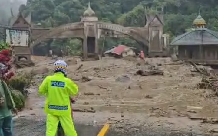 Jembatan Kembar Silaing di Kota Padang Panjang dihantam longsor pada Kamis (27/11/2025) sekitar pukul 11.52 WIB.