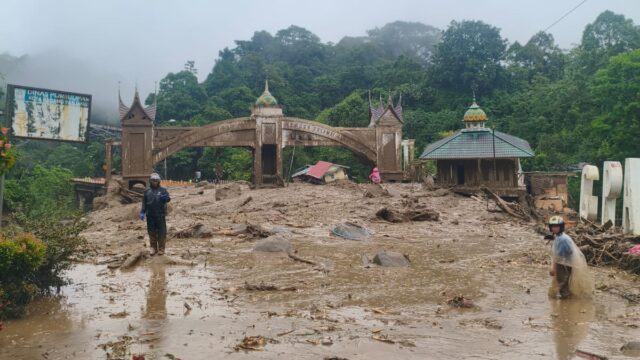 Jembatan Kembar Silaing di Kota Padang Panjang dihantam longsor pada Kamis (27/11/2025) sekitar pukul 11.52 WIB.