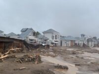 Material kayu terbawa arus banjir bandang di Lubuk Minturn Kota Padang, Kamis (27/11/2025). BNPB