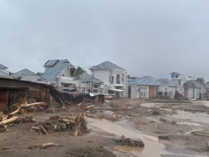 Material kayu terbawa arus banjir bandang di Lubuk Minturn Kota Padang, Kamis (27/11/2025). BNPB