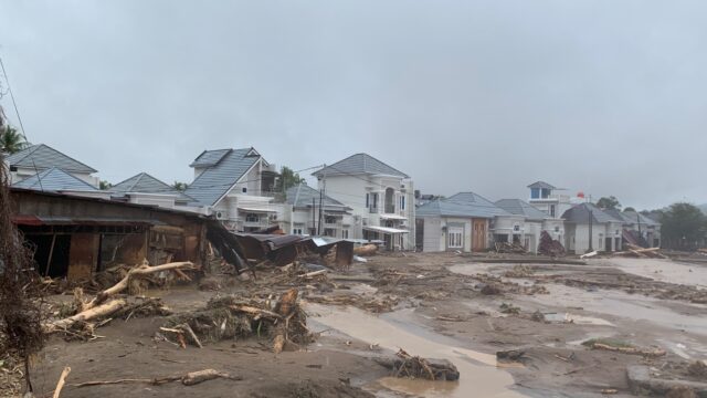Material kayu terbawa arus banjir bandang di Lubuk Minturn Kota Padang, Kamis (27/11/2025). BNPB