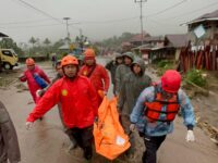 Tim SAR mengevakuasi korban galodo di Kecamatan Malalak, Kabupaten Agam. IST