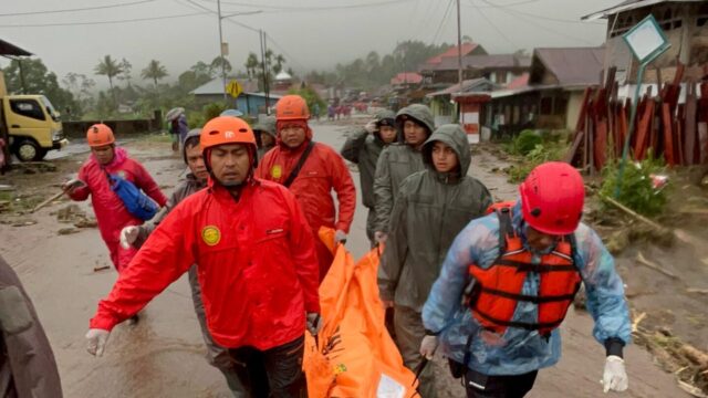 Tim SAR mengevakuasi korban galodo di Kecamatan Malalak, Kabupaten Agam. IST
